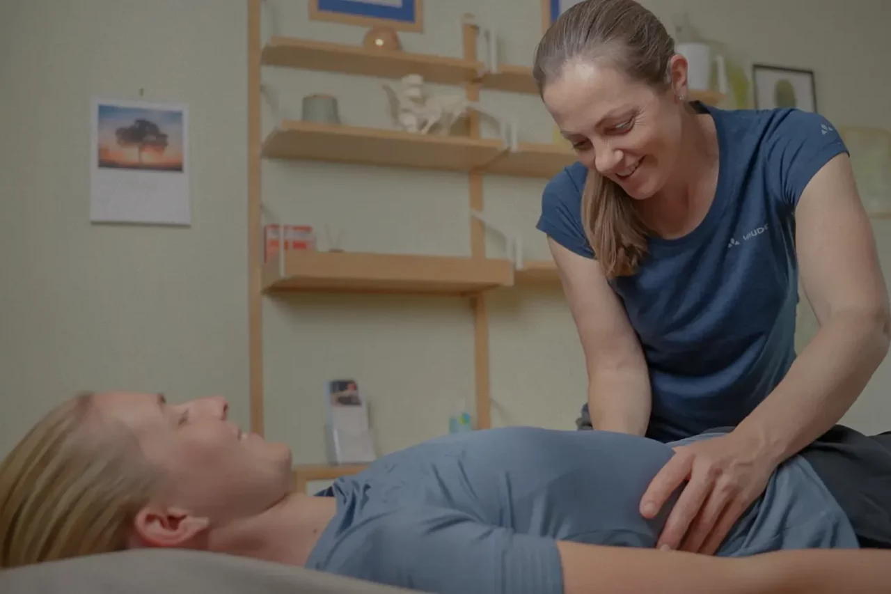 Ausschnitt aus einem Video für Cavalance, Behandlung einer Reiterin in der Osteopathie Praxis