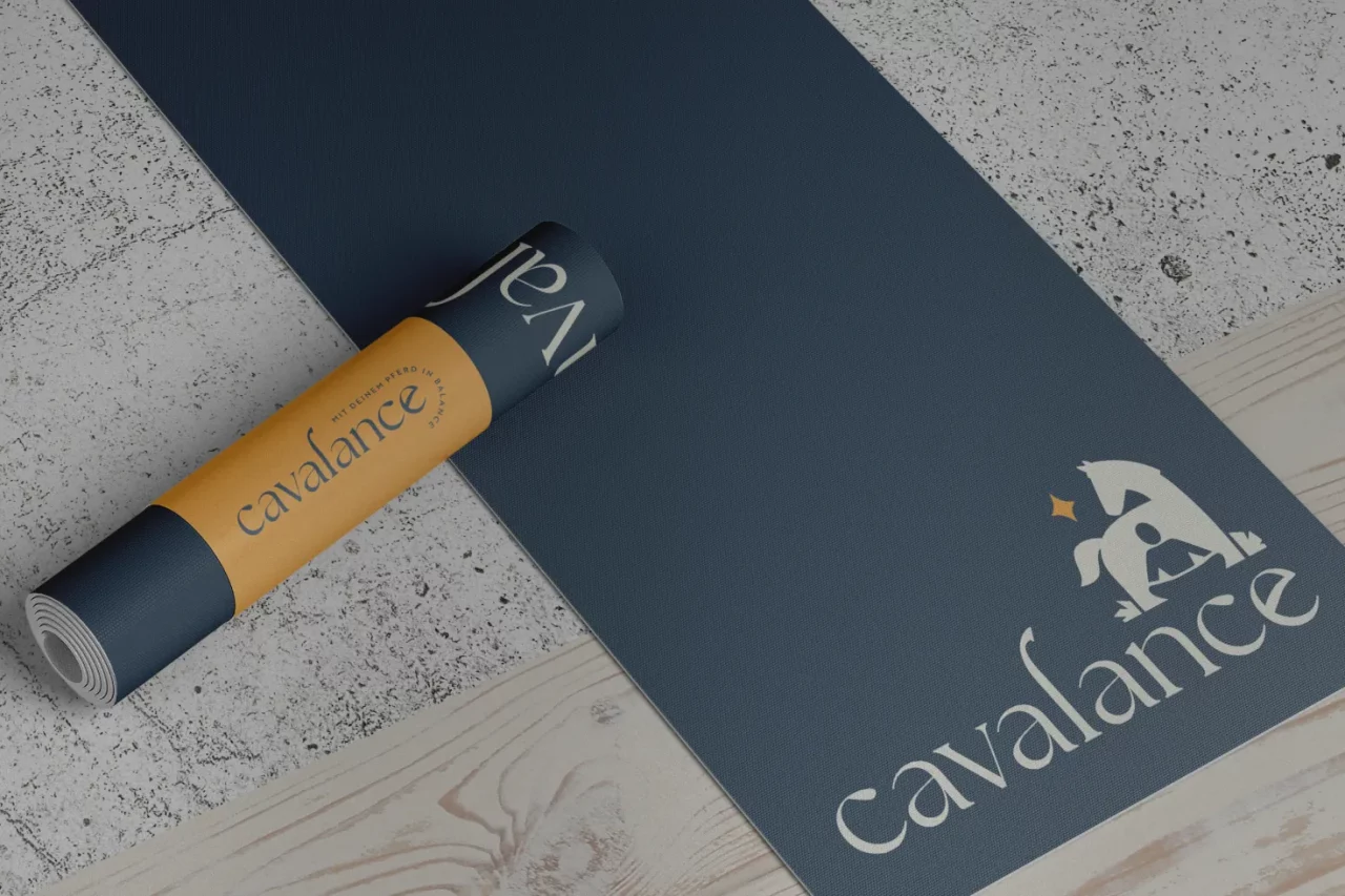 Brand-Design für das Portal Cavalance, Darstellung einer Yoga-Matte mit dem Aufdruck des Cavalance Logos