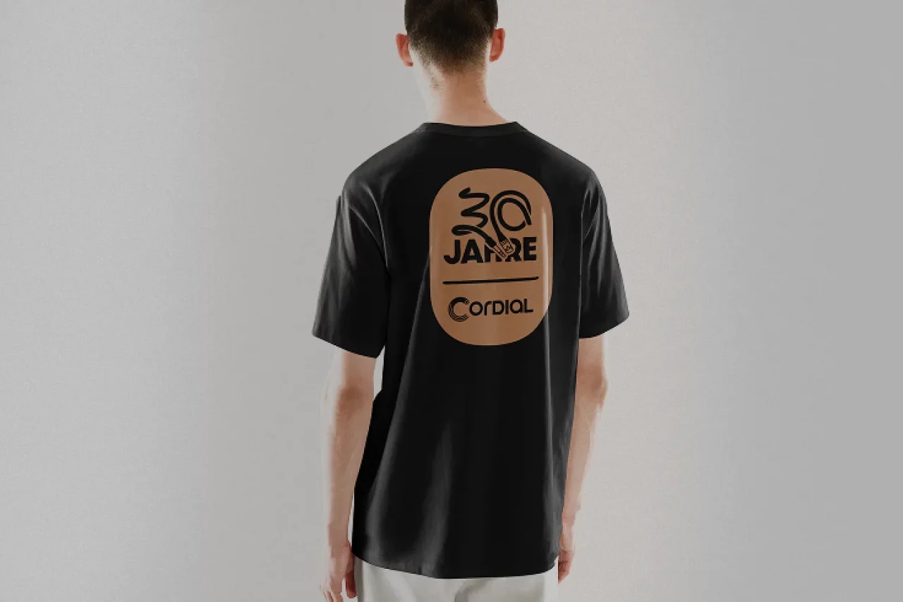 30 jähriges Jubiläumsbranding für Cordial, Darstellung eines Shirt-Designs mit Aufdruck "30 Jahre Cordial"