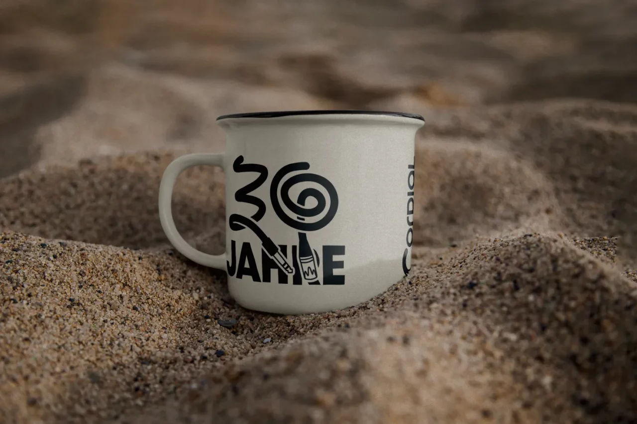 30 jähriges Jubiläumsbranding für Cordial, Darstellung einer Tasse mit "30 Jahre Cordial" Aufdruck als mögliches Werbegeschenk