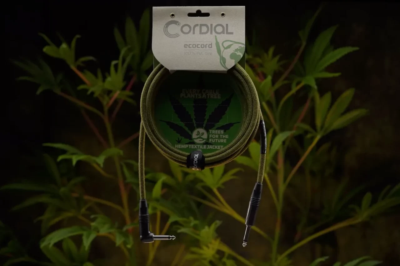 Produktfotografie für das Ecocord Kabel von Cordial, ein Kabel mit Hanfummantelung schwebt und im Hintergrund sind Hanfpflanzen