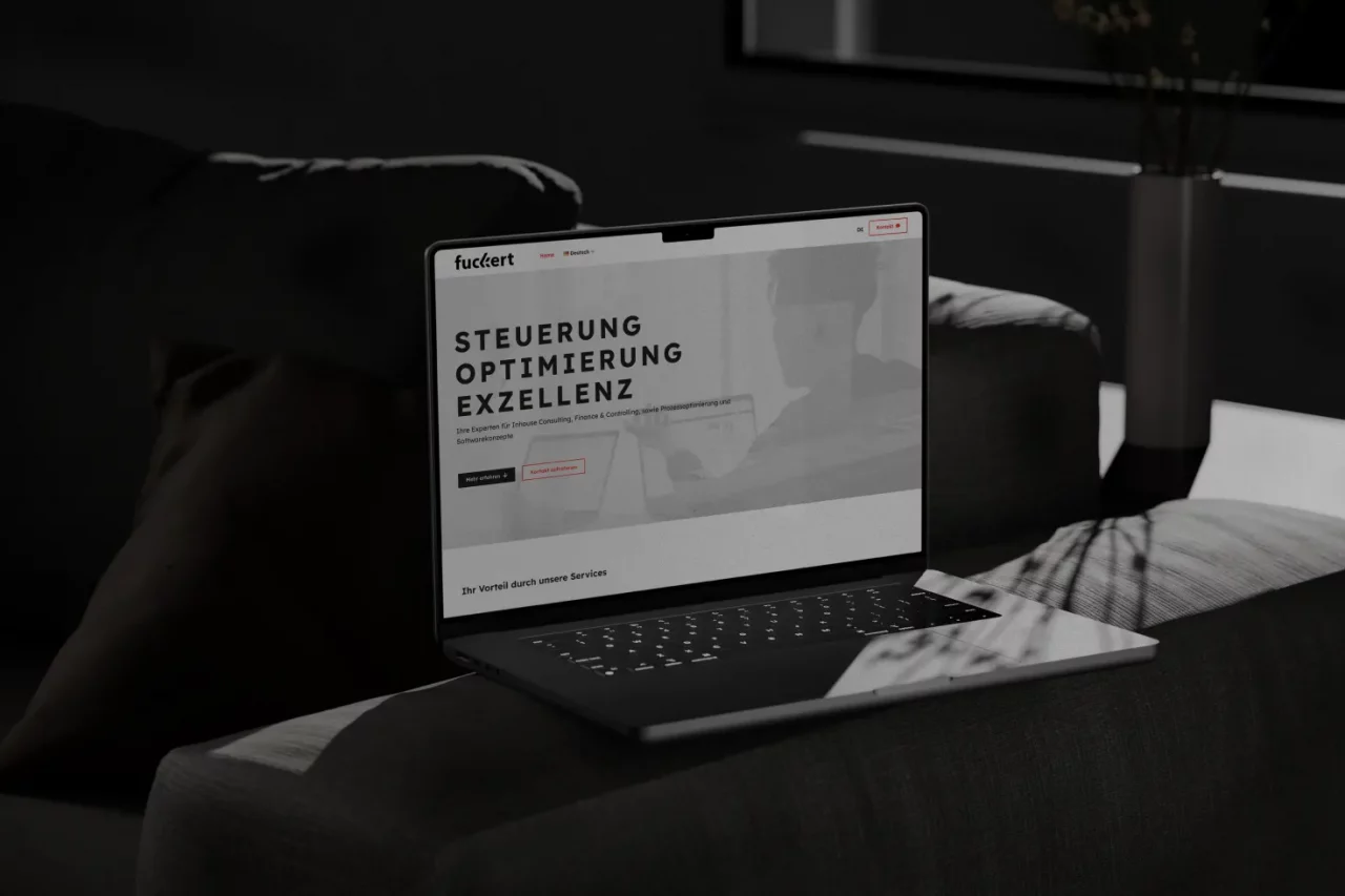 Web-Design für Fuckert Consulting, Darstellung der Webseite geöffnet auf einem Laptop