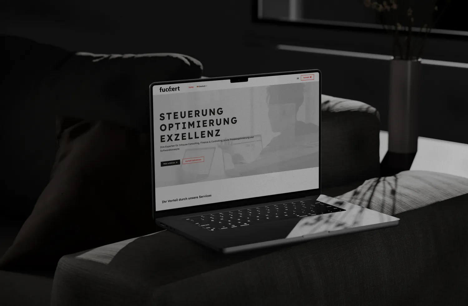 Web-Design für Fuckert Consulting, Darstellung der Webseite geöffnet auf einem Laptop