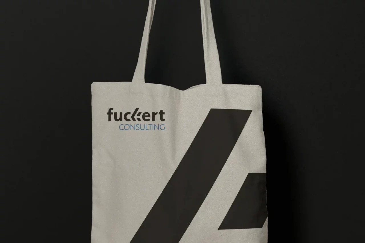 Brand-Design für Fuckert Consulting, Darstellung einer Umhängetasche mit Fuckert Consulting Logo Aufdruck