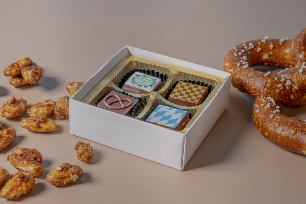 Bayrische Pralinen von Woerners mit gebrannten Mandeln und einer Breze - Produktfotografie